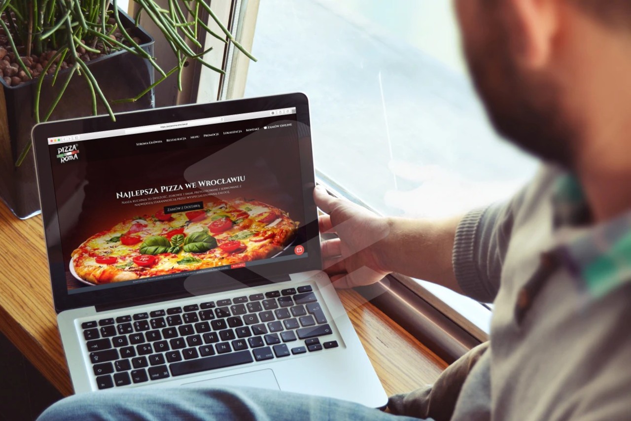 Strona internetowa dla pizzerii - laptop - Agencja Marketingowa OzonMedia